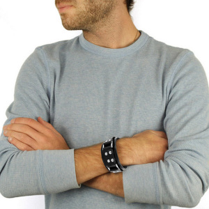 Мужской кожаный браслет на модели - фото overstock.com