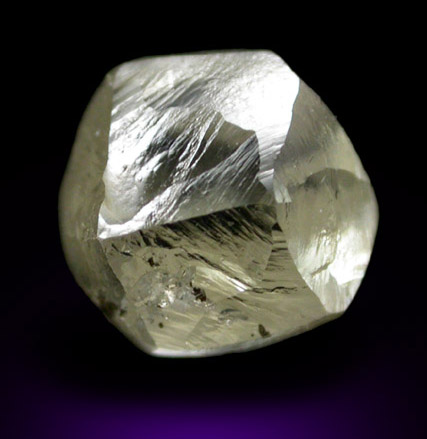 Кристалл алмаза додекаэдр