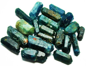 Кристалы полудрагоценного камня апатит сине-зеленые