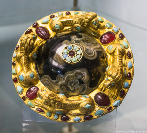 Деталь конской упряжи из золота и камней золото сарматов 1 век н.э. vladimirdar.livejournal.com