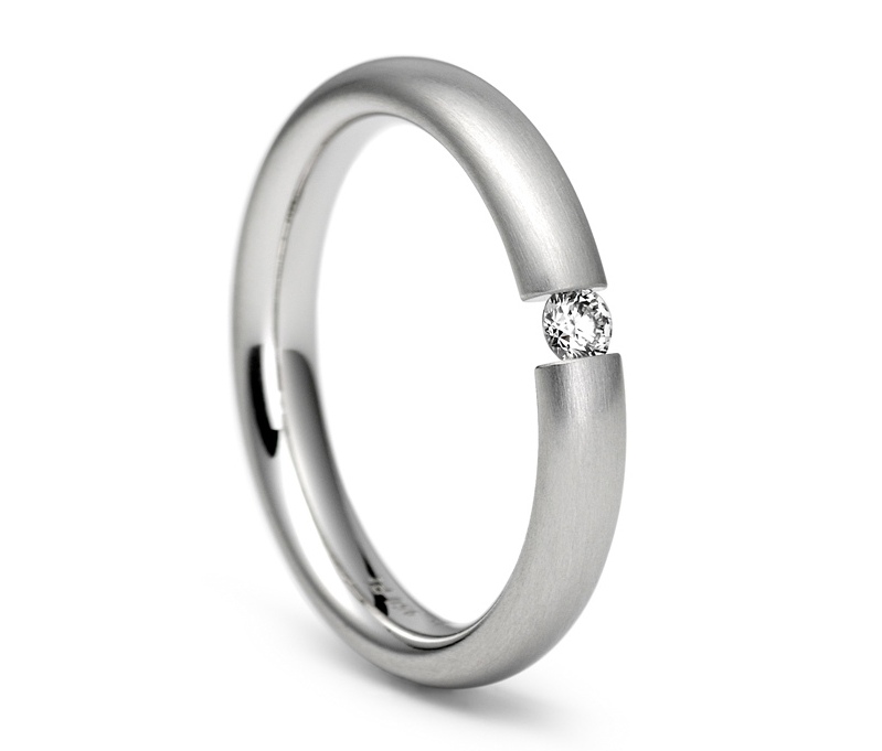 Платиновое кольцо с бриллиантом