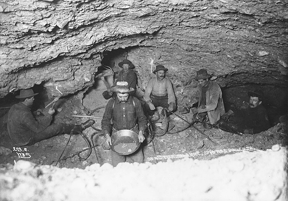 Золотодобытчики отогревают замерзшую землю паром. Голд Хил, территория Юкона, около 1898 г.