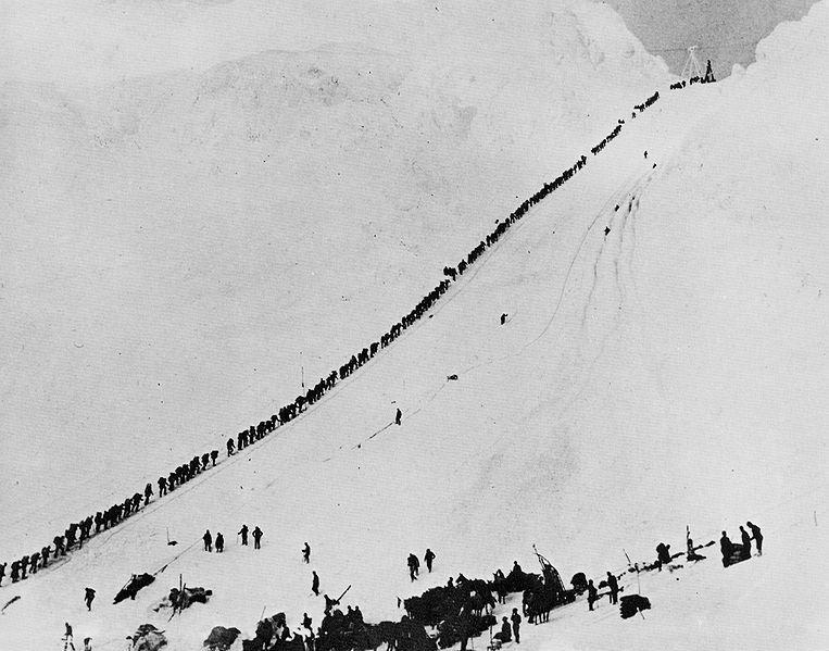 Золотоискатели поднимаются по тропе через перевал Чилкут. Американо-канадская граница. 1890-е годы.