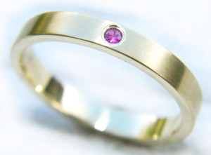 Обручальное кольцо из золота с рубином