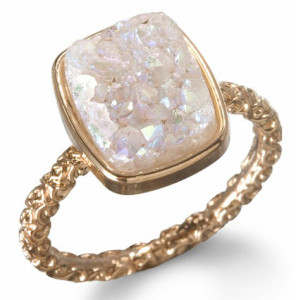 Обручальное кольцо с камнем в винтажном стиле