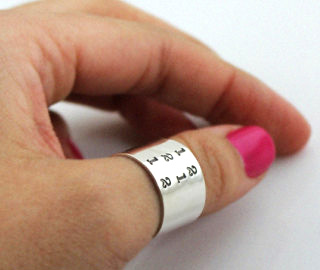Кольцо-манжета-(cuff-ring)-на-большом-пальце-девушки-фото-www.etsy.com