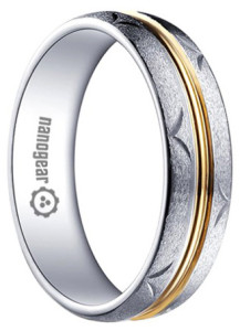 Матовое-кольцо-из-белого-карбида-вольфрама-с-золотой-серединой---фото-tungsten-rings.ru