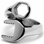 Мужское стальное кольцо в форме гаечного ключа - фото overstock.com