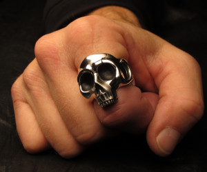 Перстень-на-указательном-пальце-мужчины-фото-satchstudios.com