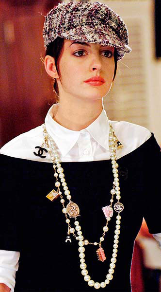 Anne Hathaway в бусах Шанель, фильм Дьявол носит Прада, фото images.cosmo.ru
