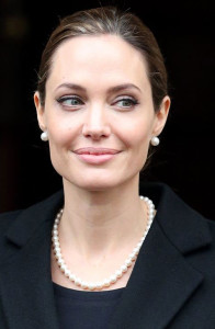 Анжелина Джоли в жемчужных бусах - фото-glamour.com