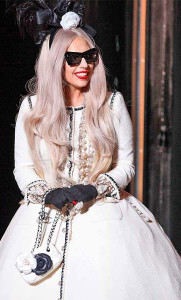 Певица Леди Гага в бусах Шанель-images.cosmo.ru