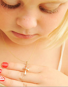 Золотая детская цепочка с крестиком - фото beautifulbaby.com
