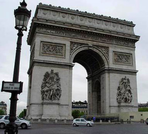 Триумфальная-арка-на-площади-Карусель-в-Париже