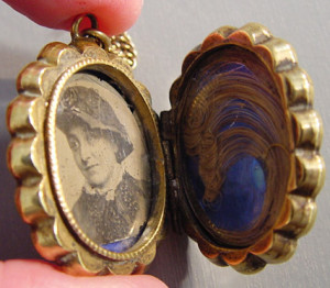Медальон-викторианского-периода-с-портретом-и-прядью-волос---morninggloryjewelry.com