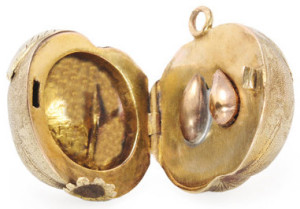Серебряный-медальон-в-форме-сливы---1910г.---georgianjewelry.com