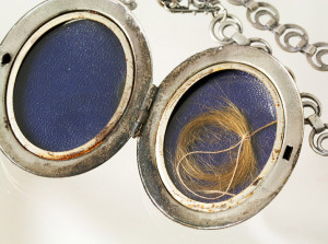 Антикварный медальон с прядью волос - madinpursuit.com