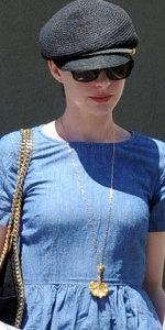 Anne Hathaway в длинном кулоне на платье с вырезом-лодочкой - whowhatwear.com