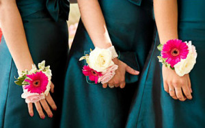 Бутоньерки на запястье подружкам невесты - yesinitaly.com