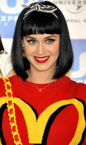 Katy-Perry в повязке на волосах - glamourmagazine.co.uk
