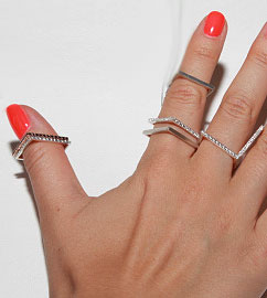Кольца-в-кубическом-стиле---бренд-sos-jewelry---фото-gem-a-porter.com