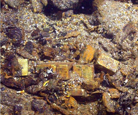 Слитки золота в остатках кормы. Фото shipwreck.net