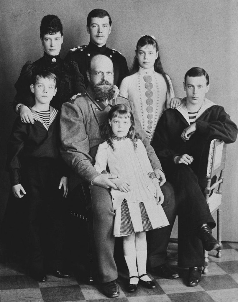 Александр III с семьей. 1889 год.