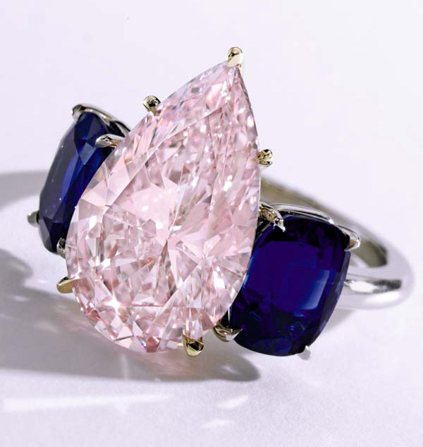 Кольцо с розовым бриллиантом и сапфирами - фото Sotherby's