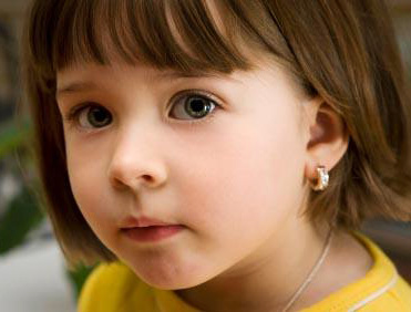 Выбираем первые серьги для детей - какие серёжки лучше для ребёнка?